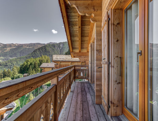 _AJP3087And8more2019-12-outdoor-chalet-sun20200908