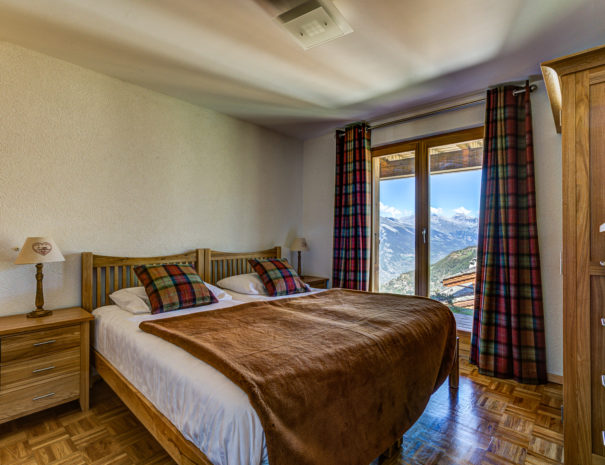 _AJP3168And8more2019-12-outdoor-chalet-sun20200908